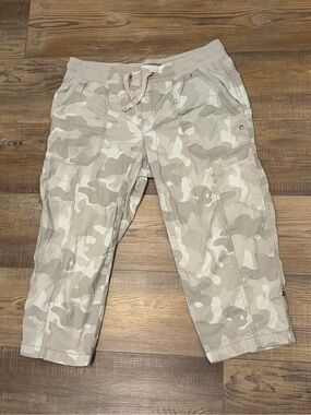 Natural Reflections Light Camo Cargo Capris Size 6 Green Beige Tan